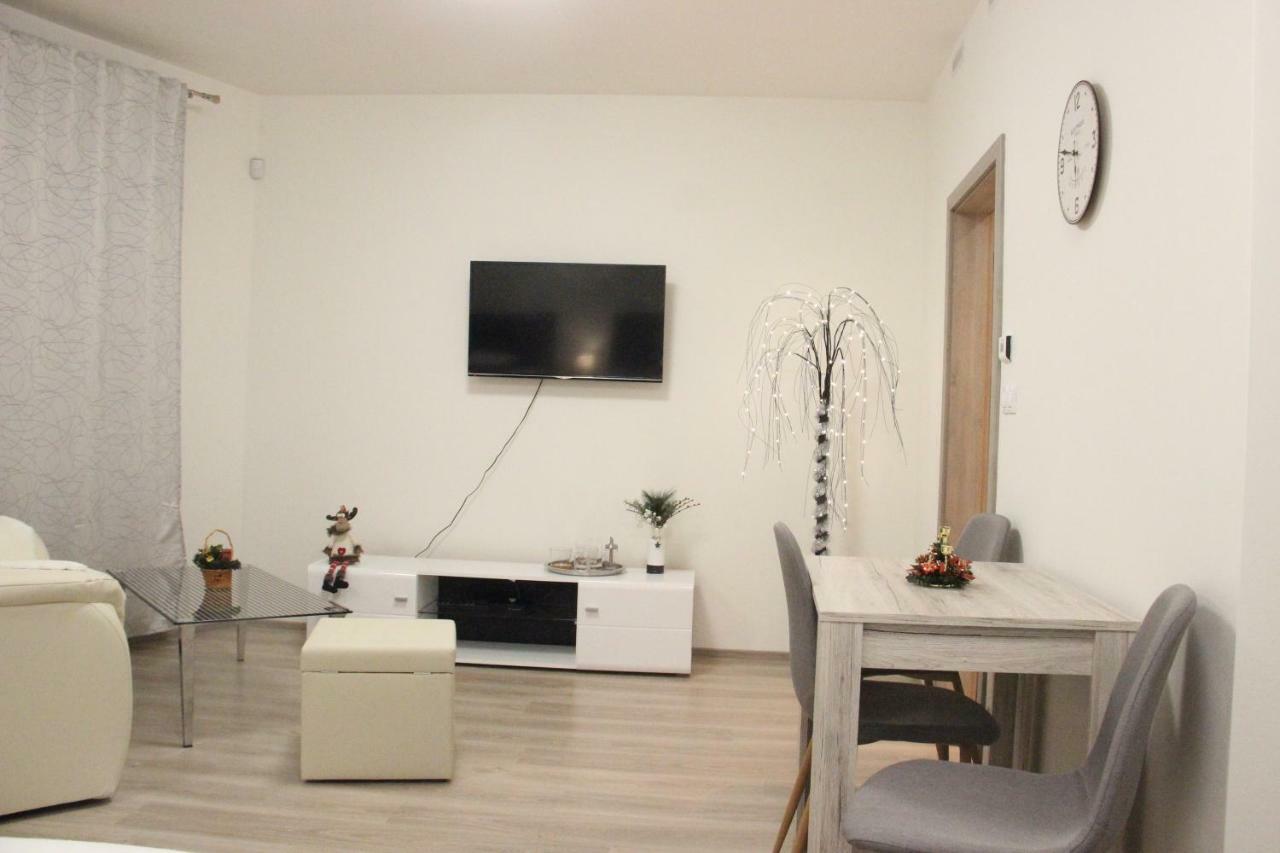 Apartament H+ Apartman Letiste Praha Zewnętrze zdjęcie