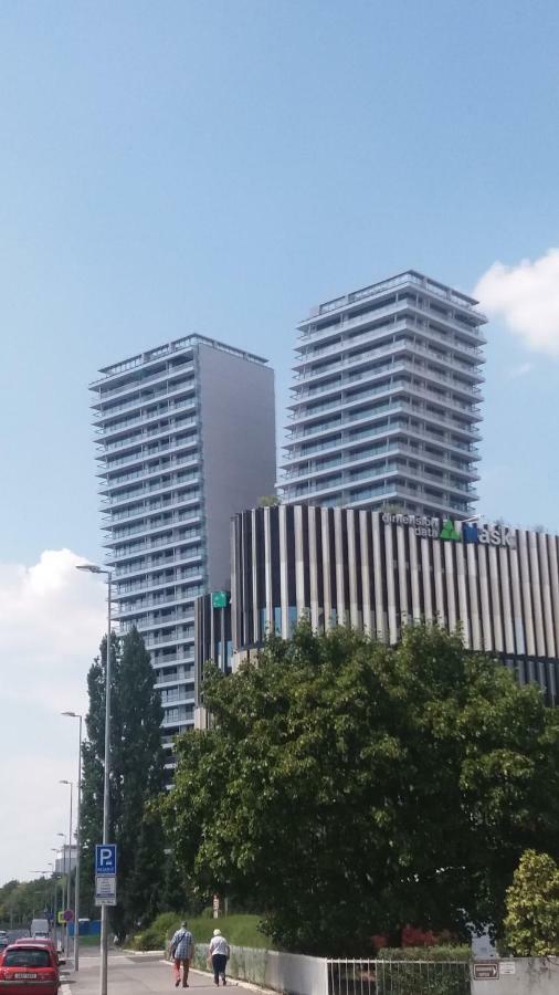 Apartament H+ Apartman Letiste Praha Zewnętrze zdjęcie